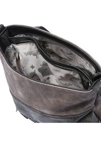 Borsa a tracolla in pelle grigia e nera con un'esterno testurizzato, dotata di una tasca con zip e rivestimento interno in tessuto a motivo.