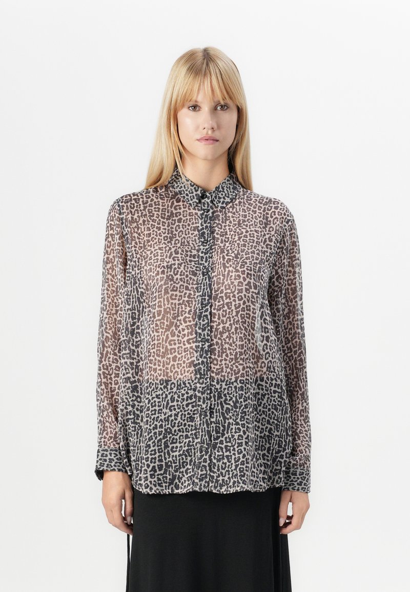 Blusa transparente de mangas longas com padrão de leopardo em tons de bege e preto, apresentando fecho com botões à frente e colarinho.