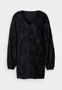 Melnas garām piedurknēm blūze ar V veida kaklu, izmantojot teksturētu ziedu rakstu. Piedurknes ir savāktas pie plaukstas, nodrošinot brīvu piegriezumu.