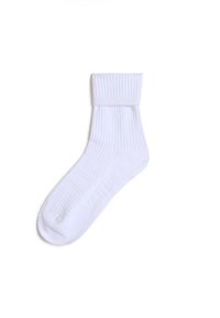 Weißer Baumwollsocken mit geripptem Muster und umgeschlagenem Bund. Mit einem auf der Seite prägenden Logo. Standard Design in Crew-Länge.