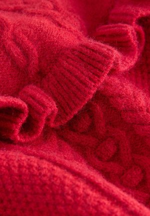 Czerwony sweter z dzianiny, charakteryzujący się teksturowanymi wzorami, prążkowanymi mankietami oraz miękkim, puszystym wykończeniem. Wyraźne zastosowanie intensywnego czerwonego koloru w całym swetrze.