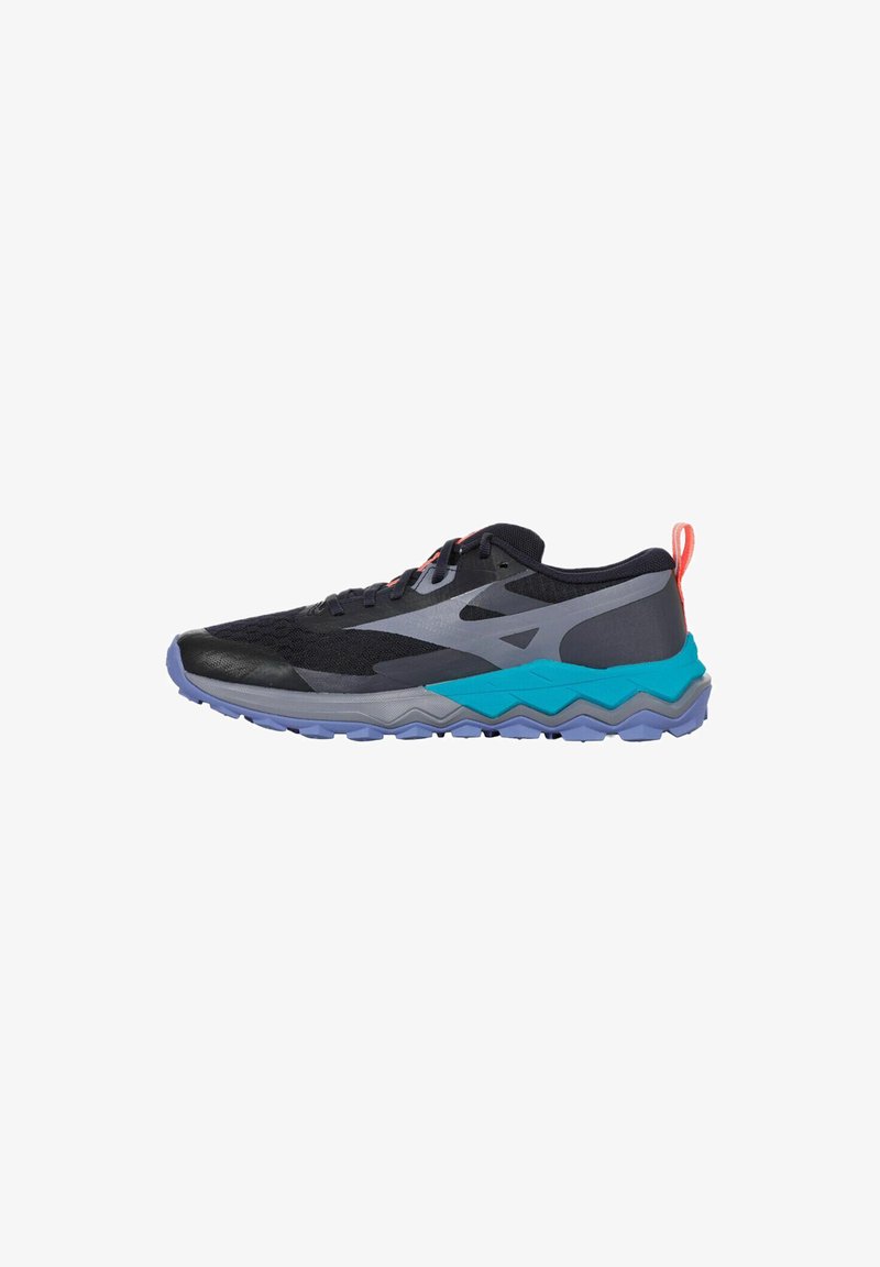 Chaussure de sport noire et grise avec semelle zébrée bleue, languette orange à l'arrière et lacets noirs, présentée de côté sur un fond blanc.