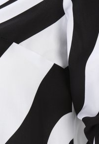 DORIS STREICH MIT ALLOVER MUSTER - Bluse - schwarz weiss