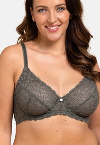 Bralette en dentelle vert olive avec un motif géométrique, des bretelles réglables et une embellissement décoratif en argent au centre.