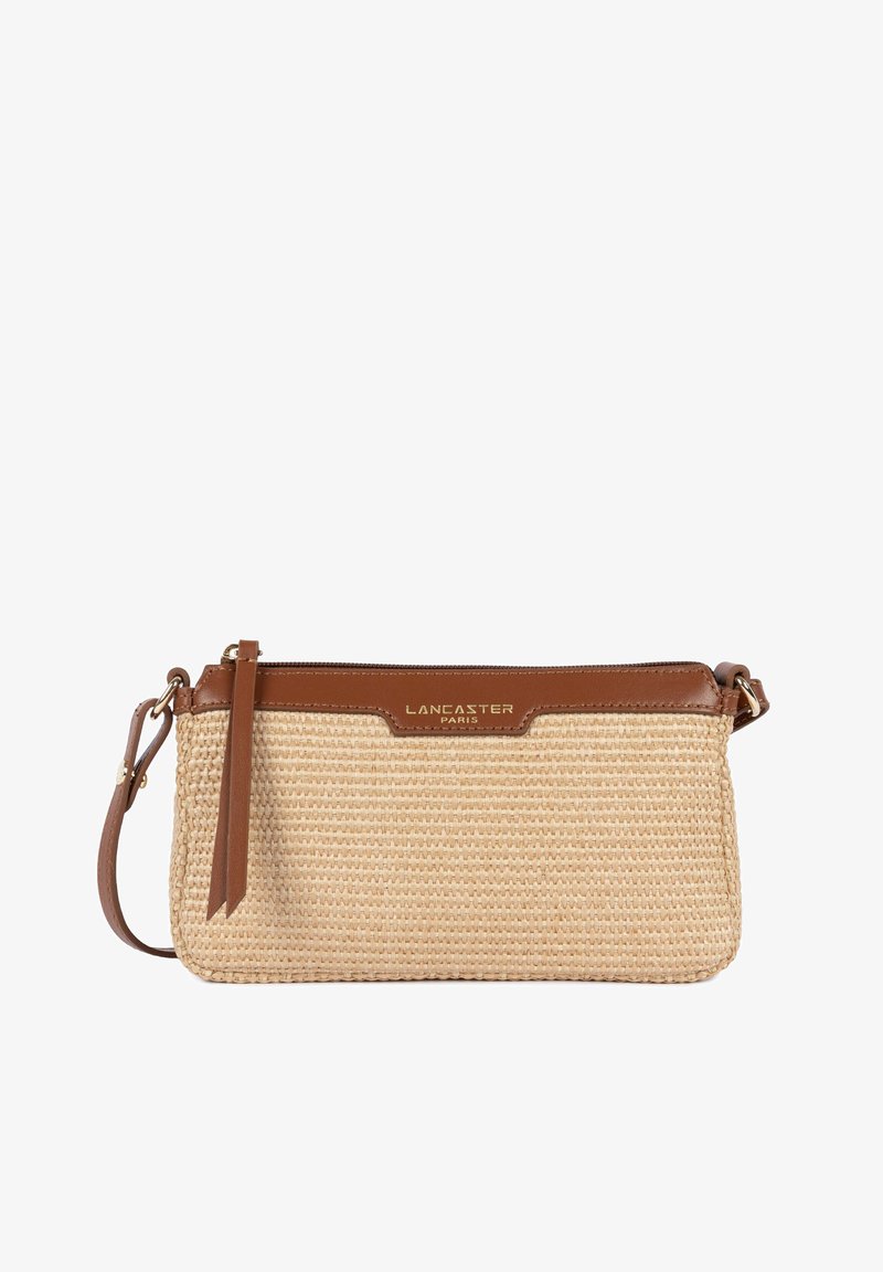Clutch rettangolare beige intrecciato con rifiniture in pelle marrone, chiusura con cerniera, tracolla sottile e logo dorato "Lancaster Paris" sul davanti.
