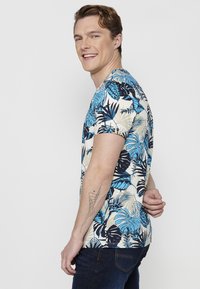 Koroshi SHORT SLEEVE - Apdrukāts T-krekls - azul   blue
