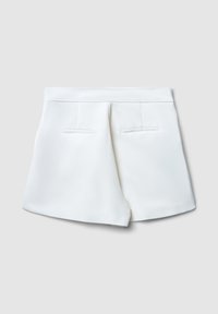Pantaloni corti bianchi in tessuto con design su misura, dotati di due tasche posteriori e una texture liscia. L'orlo è leggermente svasato.