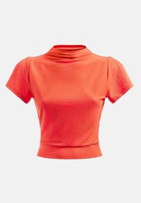 Kortærmet turtleneck top i lys koralfarve, lavet af ribbet stof. Har en tætsiddende pasform og en diskret logoaccent ved kanten.