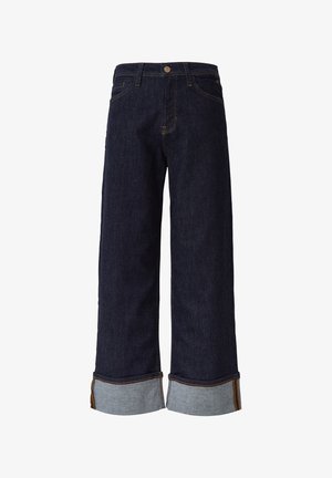 Donkerblauwe denim wide-leg jeans met een hoge taille, voorzien van opgerolde mouwen in een lichtere blauwtint en contrasterende stikseldetails.