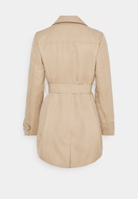 Beżowy płaszcz trench z kołnierzem, paskiem w talii, długimi rękawami i gładką fakturą. Posiada dopasowany krój i zakładki z tyłu dla lepszego kształtu.