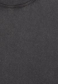 Gros plan sur une texture de tissu gris foncé avec des coutures visibles près du haut, suggérant un col de vêtement.