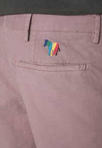 Fioletowe bawełniane spodnie z małym, wielokolorowym haftowanym koniem na tylniej kieszeni, o płaskim wzorze i bocznych kieszeniach.