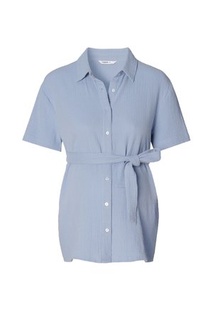 Lichtblauw shirt met korte mouwen gemaakt van gestructureerde stof, voorzien van een knoopsluiting aan de voorkant en een ceintuur in de taille voor een verstelbare pasvorm.