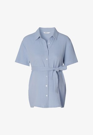 Camisa de manga corta color azul claro hecha de tela texturizada, con cierre frontal de botones y cintura con cinturón para un ajuste ajustable.