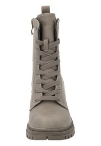 Bottine grise avec une tige en simili cuir lisse, bout rond et lacets contrastants. Équipée d'une fermeture éclair sur le côté pour un accès facile.