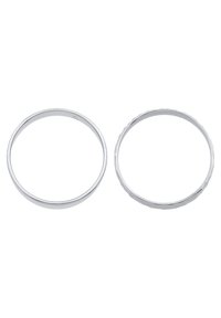 Due anelli d'argento, uno liscio e l'altro con un bordo strutturato. Entrambi presentano un design circolare semplice che riflette la luce.