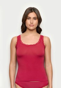 Rød tanktop lavet af glat stof, med en scalloperet blondeudskæring og stropper. Designet til en tætsiddende silhuet.