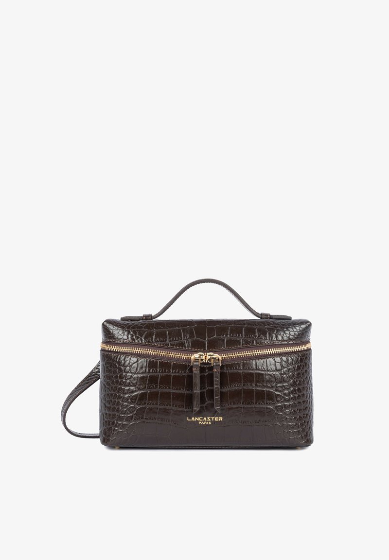 Sac à main en cuir de crocodile marron foncé avec fermeture éclair dorée, poignée supérieure, bandoulière latérale et logo "Lancaster Paris" au centre devant.