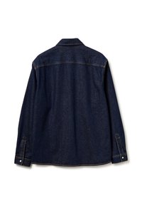 Camicia in denim blu scuro con colletto classico, maniche lunghe e polsini con bottoni. Presenta cuciture a contrasto e una texture liscia.