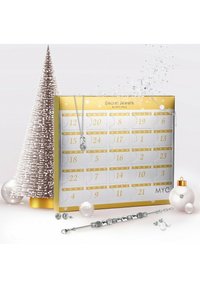Calendario dell'Avvento di gioielli in oro e argento con porte numerate, che presenta una collana d'argento e elementi decorativi natalizi come un albero e ornamenti.