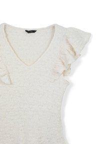 Top bianco con texture, scollatura a V e maniche a volant. Il materiale sembra leggero, con una finitura leggermente stropicciata.