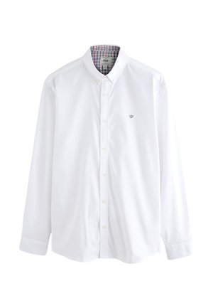 Wit overhemd met knoopsluiting en een gestructureerde kraag, met een contrasterend ruitpatroon aan de binnenkant van de kraag en een klein geborduurd embleem op de borst.