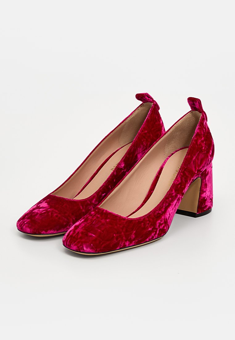 Décolleté in velluto rosso con tacco squadrato, caratterizzati da una texture liscia, un retro basso e piccoli dettagli in tessuto.