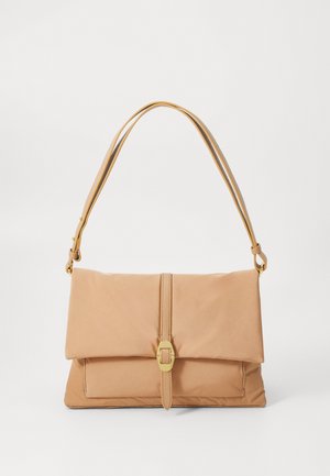 Beige nylon handtas met een vouwontwerp, een gouden sluiting en een afneembare schouderband. Zachte textuur en een platte vorm met minimale detailing.