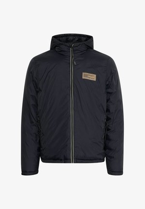 Mornarska puf jakna s kapuljačom, prednjim patentnim zatvaračem i bočnim džepovima. Ima oznaku od tkanine na prsima i složene detalje šivanja.