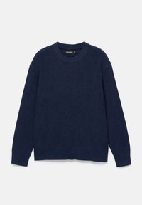 Pull bleu marine à manches longues avec col rond, texture côtelée et poignets, posé à plat sur un fond blanc.