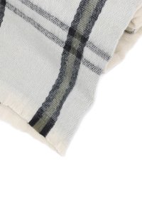Coperta intrecciata di colore bianco con un motivo a scacchi in nero e verde oliva. Texture morbida con bordi frangiati. Leggera e calda.