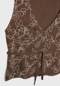 Top in tessuto marrone con ricami floreali bianchi, design avvolgente, dettagli arricciati sul busto e una cintura regolabile in vita.