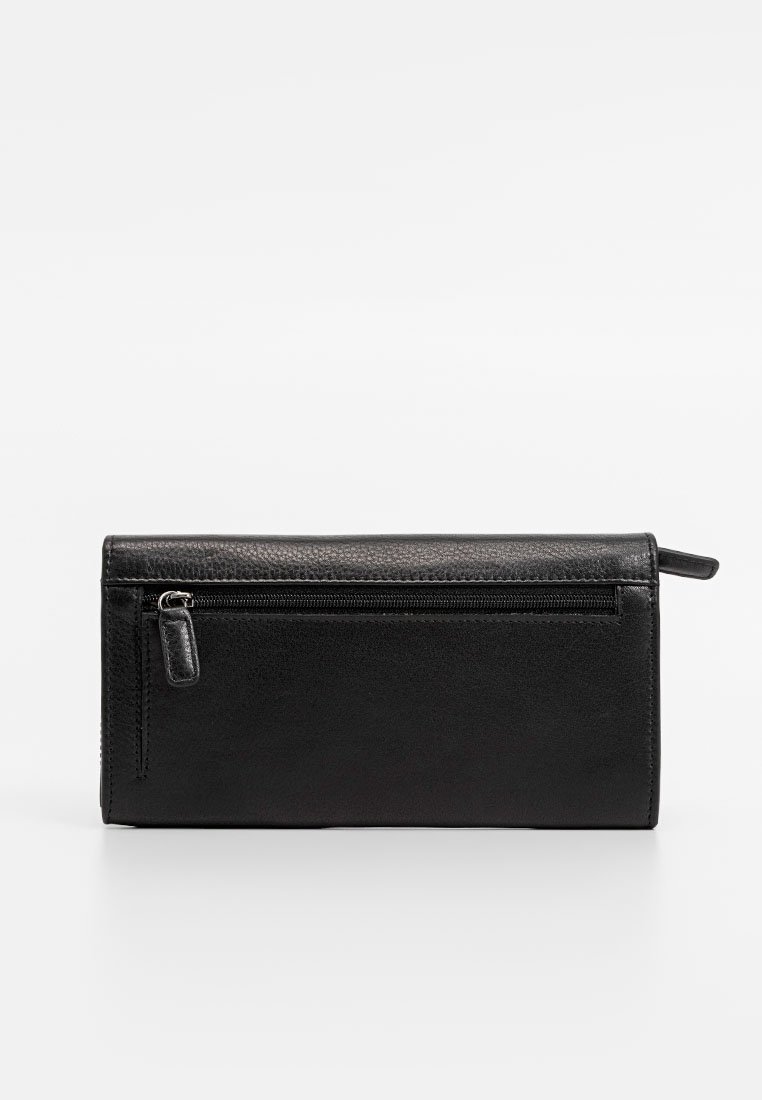Portafoglio rettangolare in pelle nera con tasca con zip sul davanti e linguetta laterale, mostrato su uno sfondo bianco semplice.