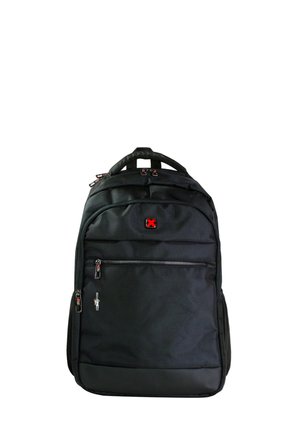 Zwarte stoffen rugzak met meerdere ritsvakken en een klein rood-zwart vierkant logo gecentreerd nabij de bovenkant.