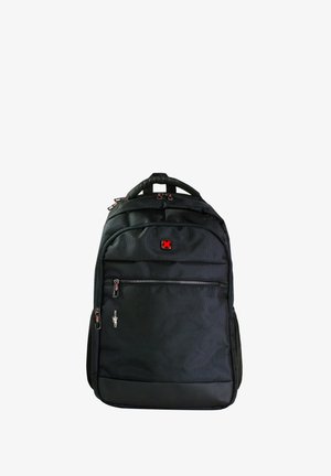 Sac à dos en tissu noir avec plusieurs compartiments à fermeture éclair et un petit logo carré rouge et noir centré près du haut.