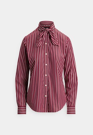 Camicia a righe bordeaux con linee verticali bianche e grigio chiaro, caratterizzata da un colletto con fiocco, bottoni frontali e maniche lunghe.