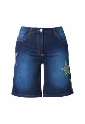 Shorts en denim bleu foncé, avec trois broderies en forme d'étoile en rose, vert et gris. Design classique à cinq poches.