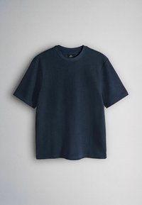 Tamnoplava majica kratkih rukava s okruglim izrezom, prikazana na svijetlosivoj pozadini.