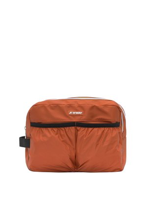Neceser K-Way color óxido con bolsillo frontal con cremallera, asa lateral y textura de tela suave sobre fondo blanco.
