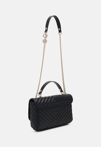 Czarna pikowana torebka z usztywnionym fasonem, wykonana ze skóry, z górnym uchwytem oraz paskiem na łańcuszku w kolorze złotym. Na przodzie wzór w kształcie jodełki.