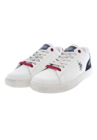 Sneakers bianchi in pelle con suole in gomma testurizzata, occhielli rossi per i lacci e accenti blu navy. Presentano dettagli di cucitura e un logo sul lato.