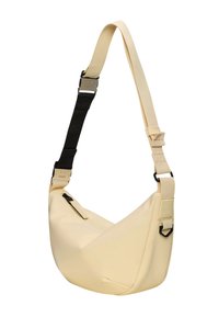 Borsa a tracolla in morbido materiale giallo con finitura opaca, dotata di una tracolla nera regolabile e una tasca laterale con zip. Dettagli di design minimalisti.