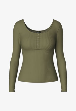 Olivengrøn, ribstrikket top med lange ærmer og rund halsudskæring, med en knaplukning prydet med sølvfarvede knapper.