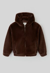 Veste zippée en fausse fourrure marron avec capuche, manches longues et texture douce. Design uni, sans motifs ni accessoires supplémentaires.