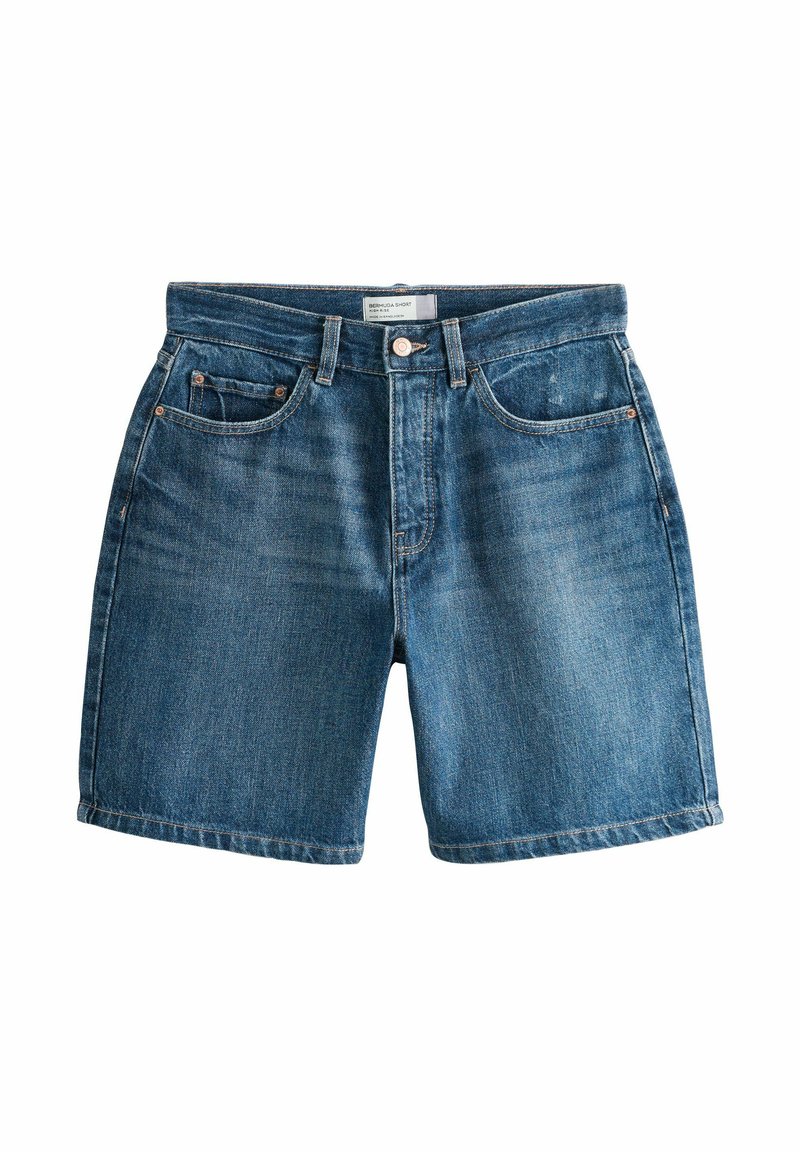 Shorts Bermuda en denim avec bouton frontal, fermeture éclair, passants pour ceinture et design à cinq poches, en délavage bleu moyen.
