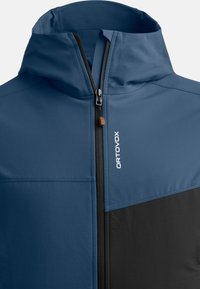 Kapuzensh jacket in Blau und Schwarz, mit durchgehendem Reißverschluss, glatter Textur und Logo-Detail auf der Brust. Farbblockiertes Design für Sichtbarkeit.
