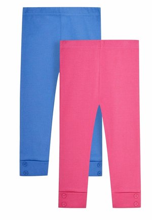 Kaksi paria ribattuja leggingsejä; toinen sininen, toinen vaaleanpunainen. Molemmissa on nappikoristeet nilkassa säätömahdollisuutta varten. Pehmeä, joustava kangas.