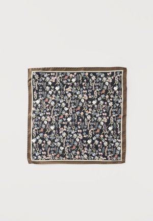 Foulard carré avec une bordure marron et un motif dense de petites fleurs blanches, roses et vertes sur fond noir.
