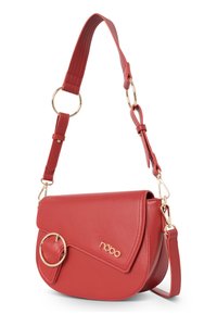 Borsa a spalla in finta pelle rossa con chiusura a patta, dettagli in oro, accentuazione rotonda e tracolla regolabile texture.