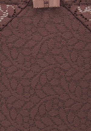 Tiefes Mauve strukturiertes Gewebe mit erhabenen Blumen- und Blattmustern und feiner Netzspitze entlang der oberen Kante.